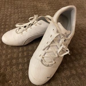 Puma White Silver Athletic Shoes Sleek Design